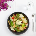 Insalata di Pollo alla Greca: Ricetta Fresca e Gustosa per un Pasto Leggero