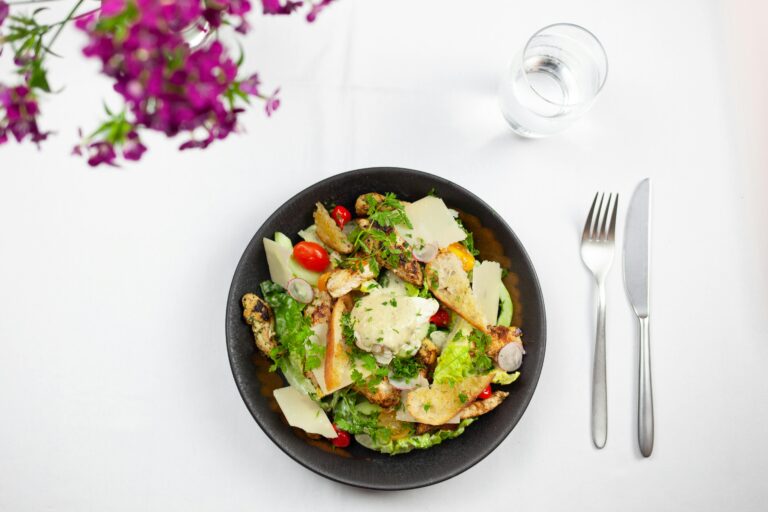 Insalata di Pollo alla Greca: Ricetta Fresca e Gustosa per un Pasto Leggero