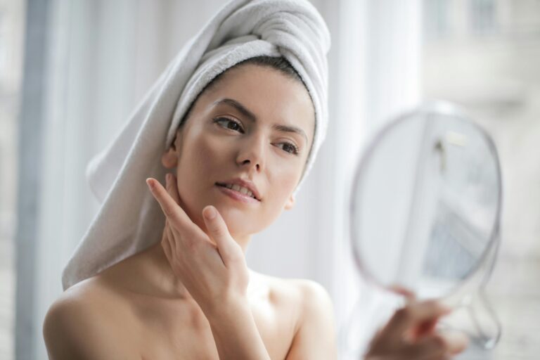 Integratori di Collagene, Acido Ialuronico e Vitamina C: Il Segreto per una Pelle Radiosa 🌟
